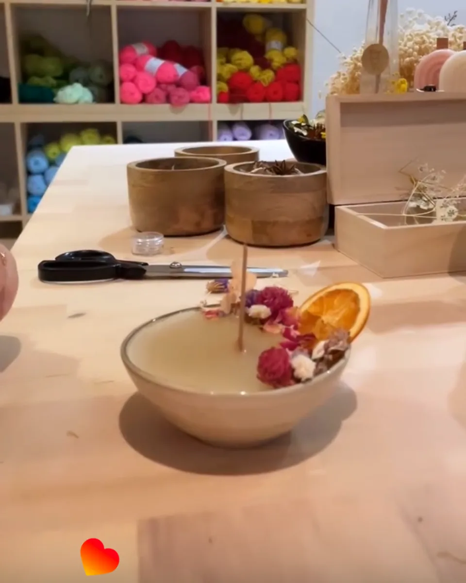 Préparation d’une bougie dans l’atelier parisien