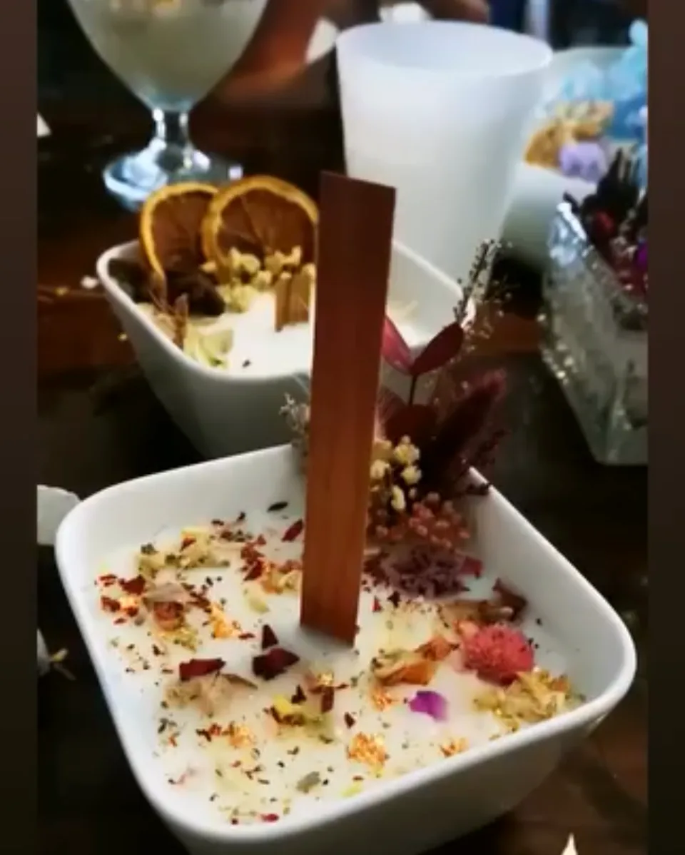 Bougie fleurie avec mèche en bois