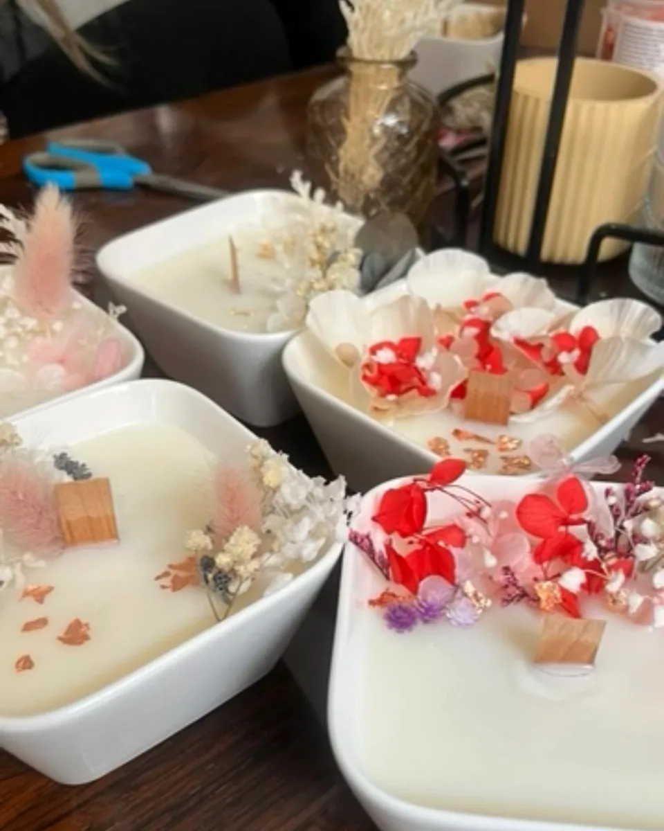Bougies fleuries terminées à la fin d’un atelier