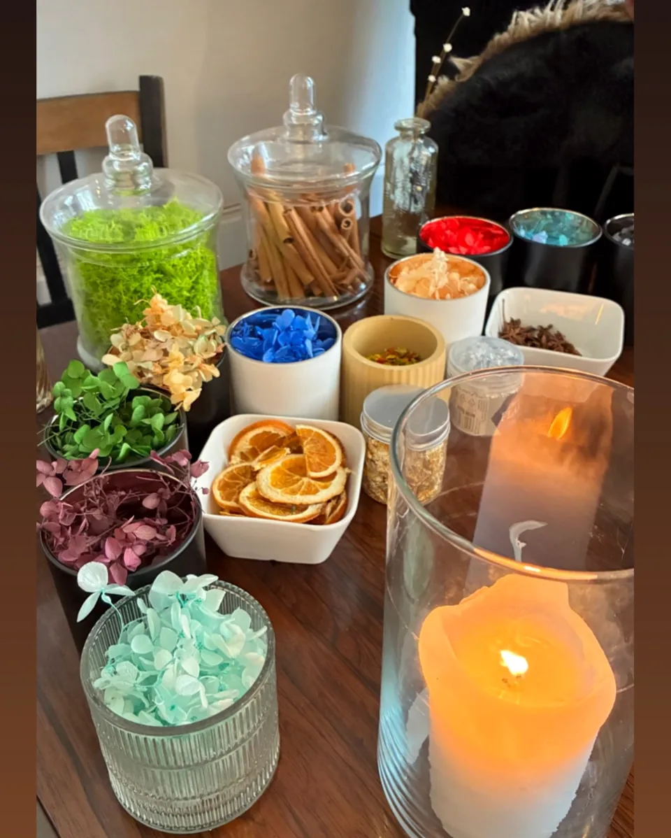 Fleurs séchées et agrumes préparés pour l’atelier